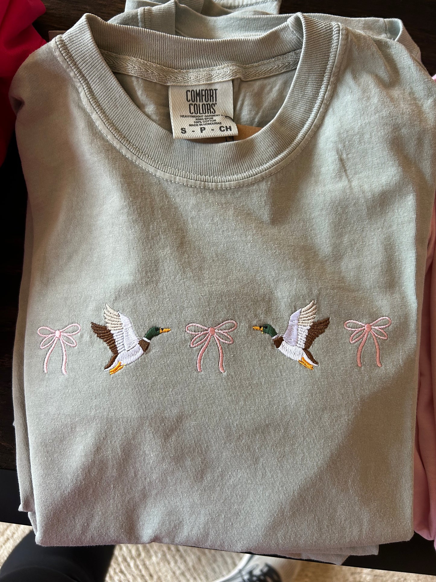 Bows & blinds tee