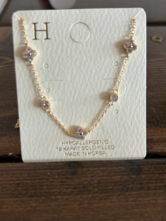 Gold clover w diamonds